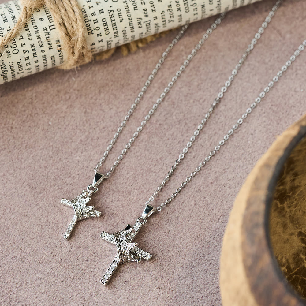 Collier scintillant croix et couronne (2 tailles) : Incarnez la foi et la dévotion royale