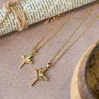Collier scintillant croix et couronne (2 tailles) : Incarnez la foi et la dévotion royale