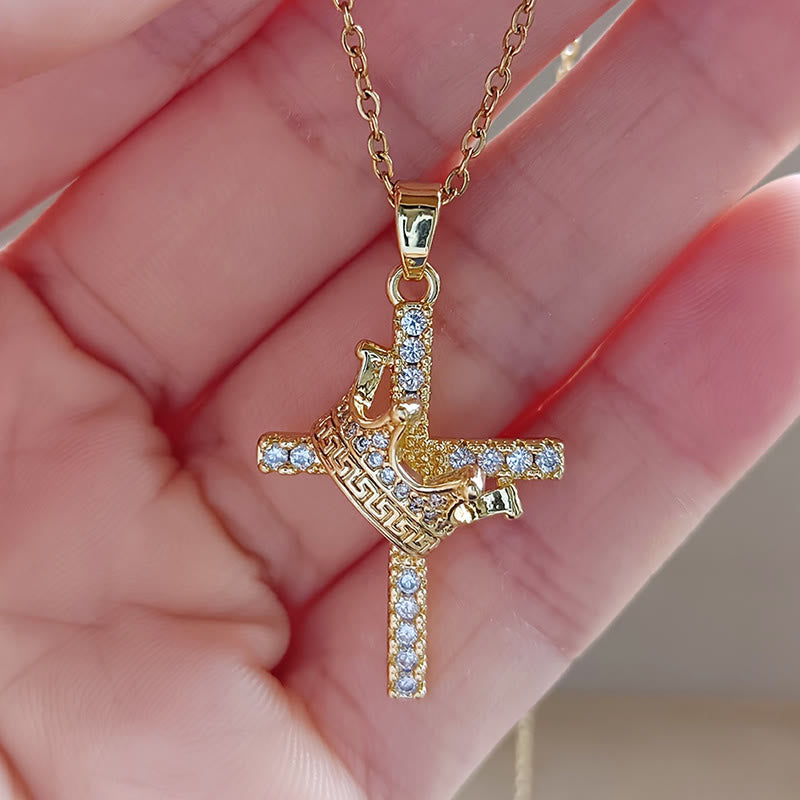 Collier scintillant croix et couronne (2 tailles) : Incarnez la foi et la dévotion royale
