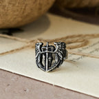 Anillo con espada alada del Arcángel San Miguel: Un símbolo de protección divina