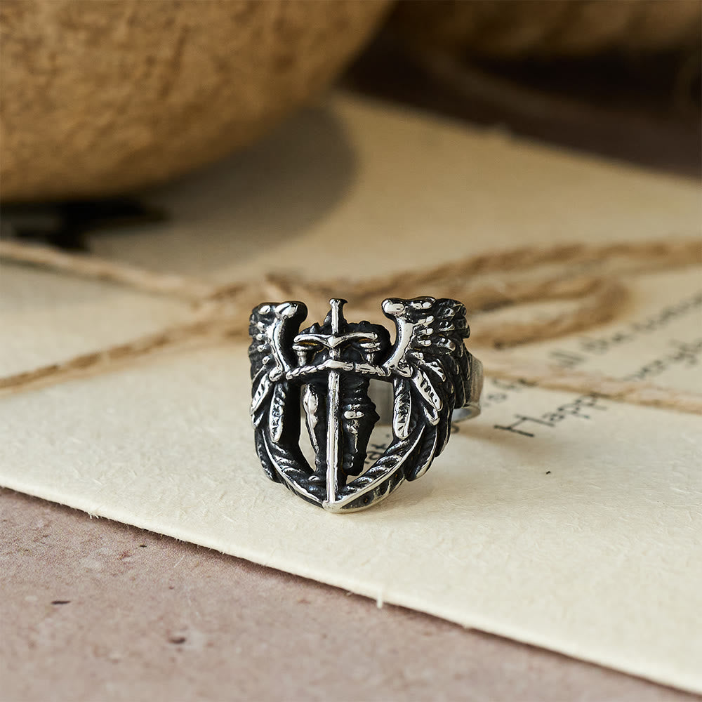 Anillo con espada alada del Arcángel San Miguel: Un símbolo de protección divina