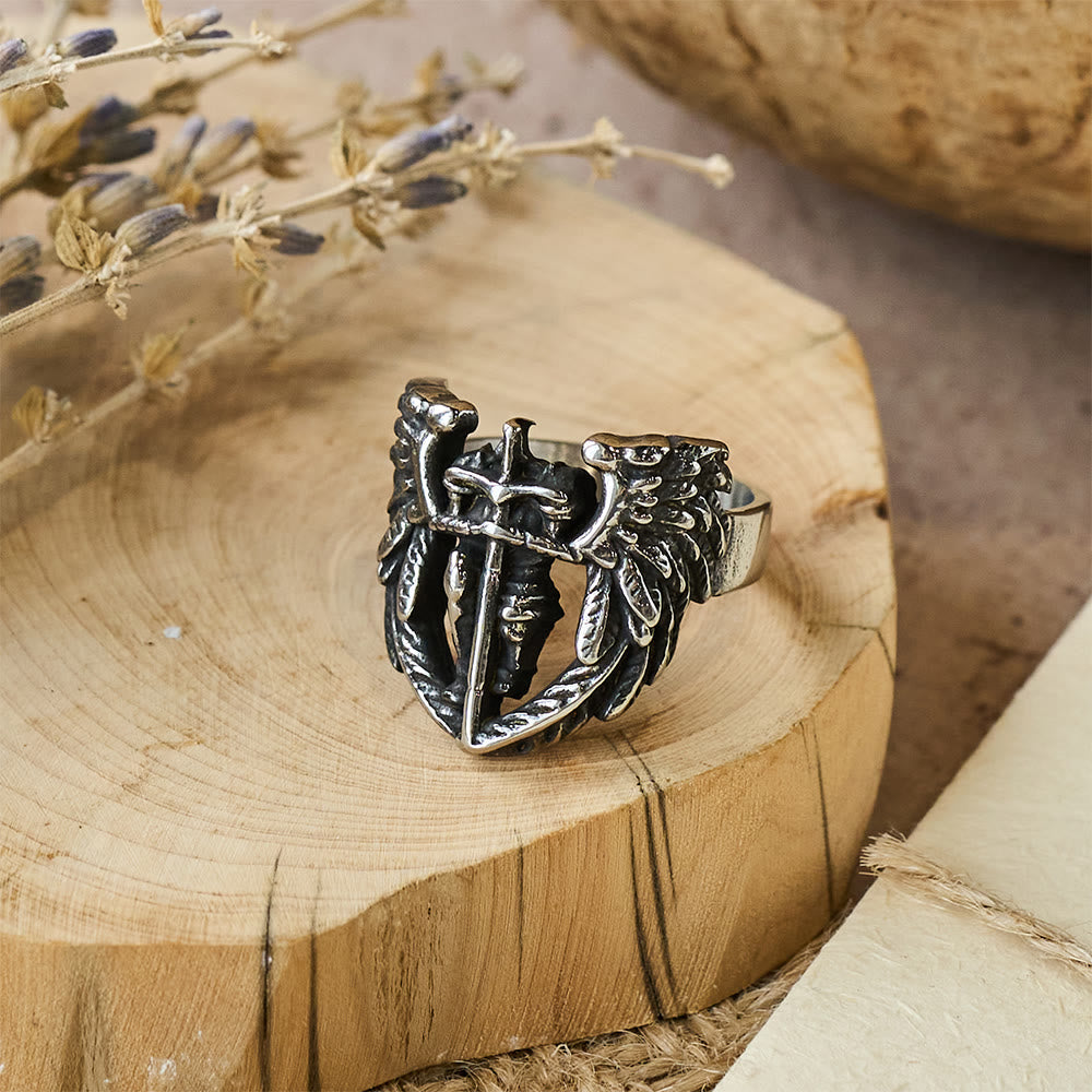 Anillo con espada alada del Arcángel San Miguel: Un símbolo de protección divina