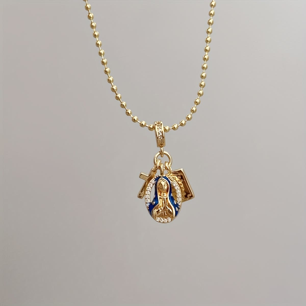 Conjunto de joyas con el dije de Nuestra Señora de Gracia: Un símbolo de devoción eterna