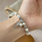 Bracelet perlé Silver Cross Accent : incarnez la grâce de la réflexion pieuse