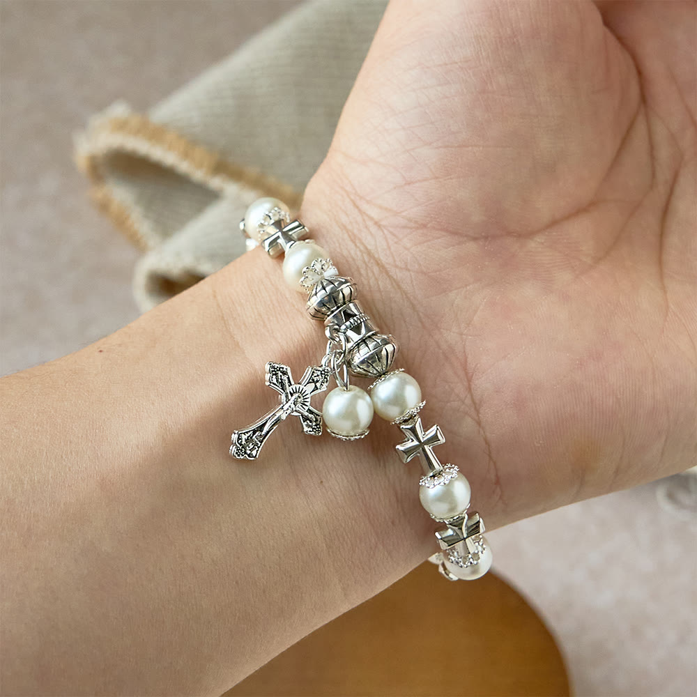 Bracelet perlé Silver Cross Accent : incarnez la grâce de la réflexion pieuse