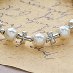 Bracelet perlé Silver Cross Accent : incarnez la grâce de la réflexion pieuse