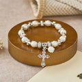 Bracelet perlé Silver Cross Accent : incarnez la grâce de la réflexion pieuse