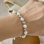 Bracelet perlé Silver Cross Accent : incarnez la grâce de la réflexion pieuse