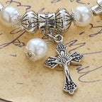 Bracelet perlé Silver Cross Accent : incarnez la grâce de la réflexion pieuse