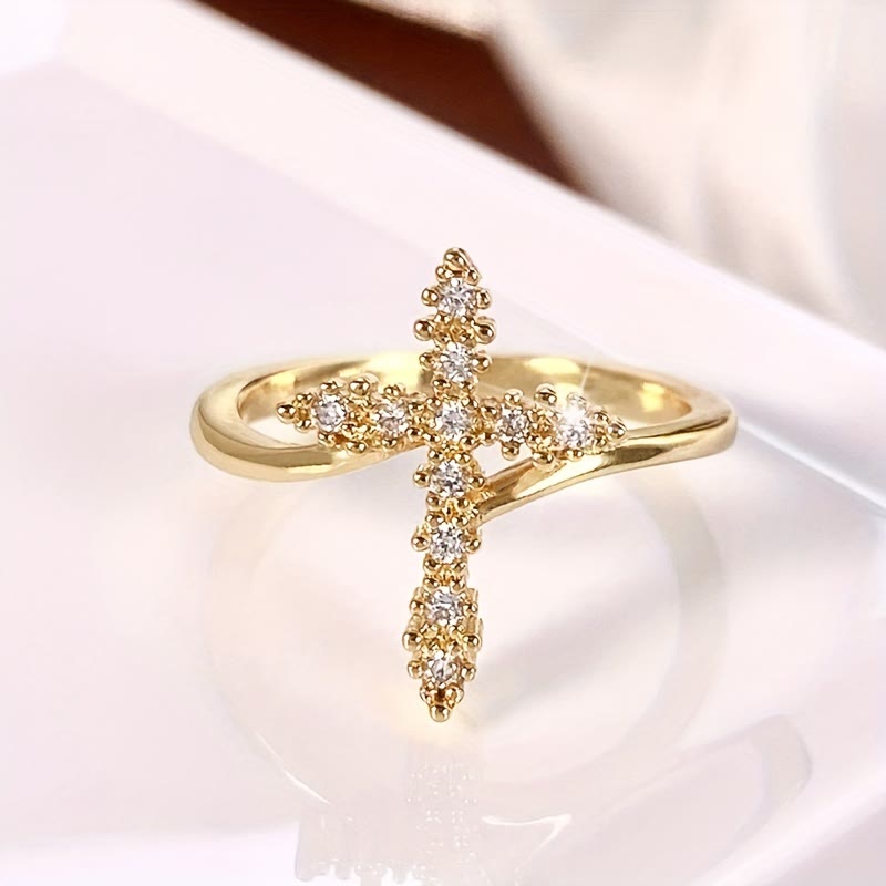 Anillo cruzado con circonita cúbica en racimo: encarna su gracia gentil