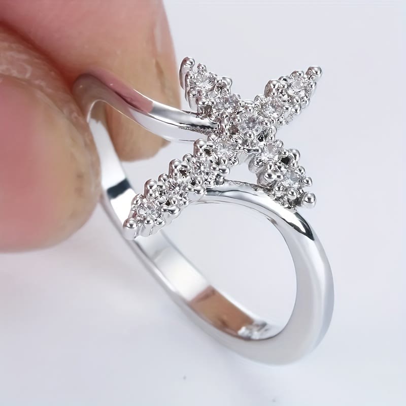 Anillo cruzado con circonita cúbica en racimo: encarna su gracia gentil