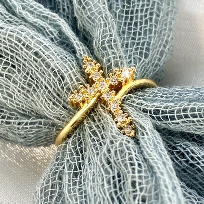 Anillo cruzado con circonita cúbica en racimo: encarna su gracia gentil