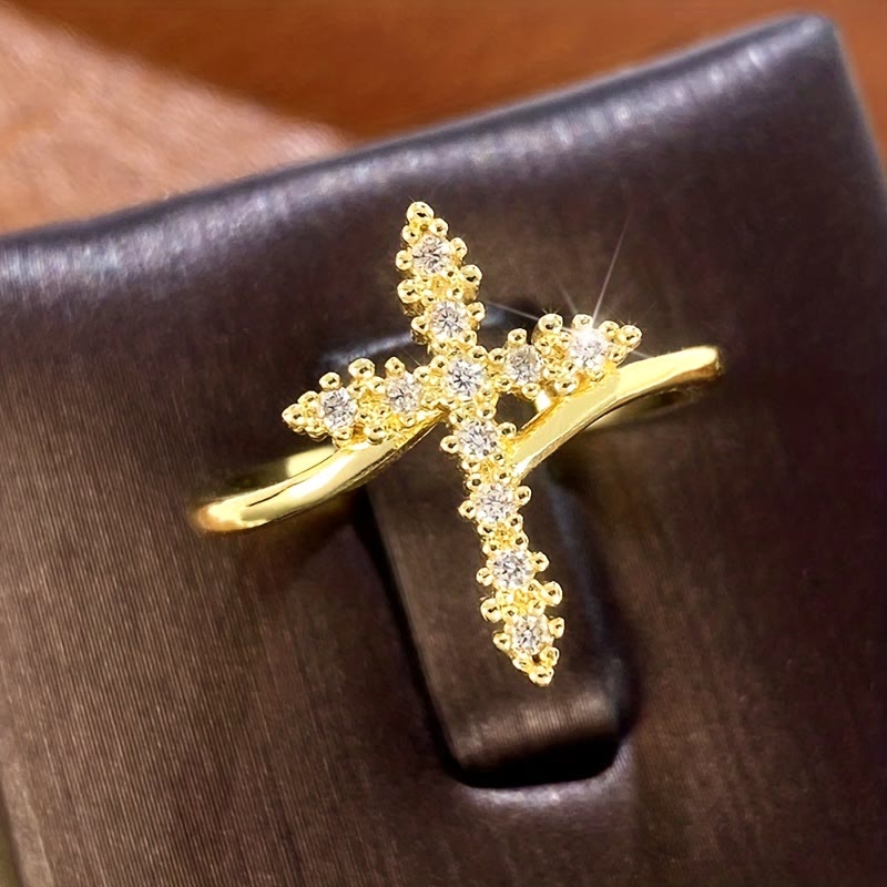 Anillo cruzado con circonita cúbica en racimo: encarna su gracia gentil