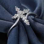 Anillo cruzado con circonita cúbica en racimo: encarna su gracia gentil