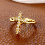 Anillo cruzado con circonita cúbica en racimo: encarna su gracia gentil