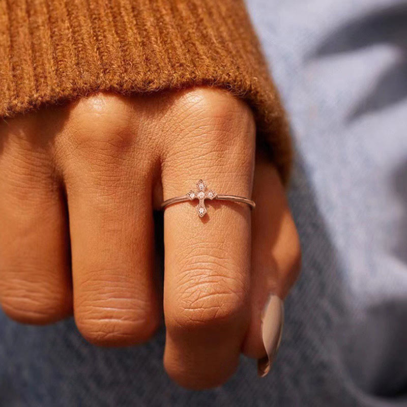 Bague Croix sertie de Zircons : Dévotion Intemporelle en Or, Argent et Or Rose