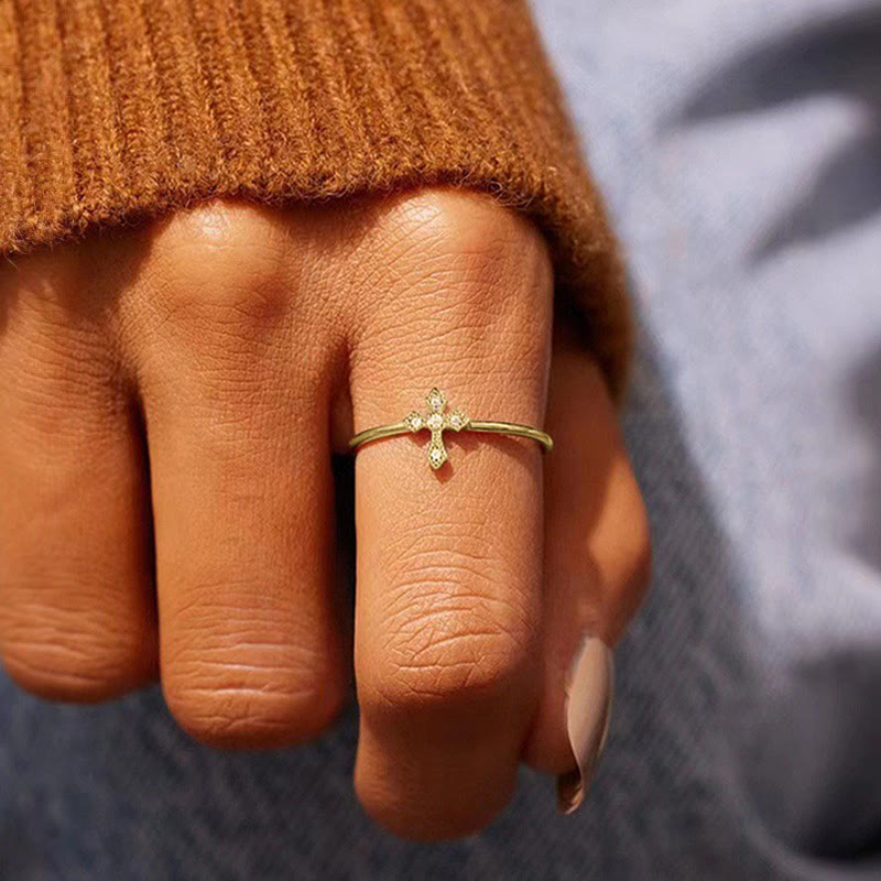 Bague Croix sertie de Zircons : Dévotion Intemporelle en Or, Argent et Or Rose