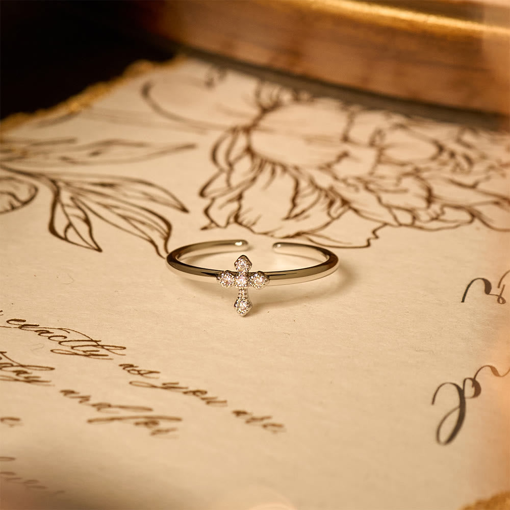 Bague Croix sertie de Zircons : Dévotion Intemporelle en Or, Argent et Or Rose