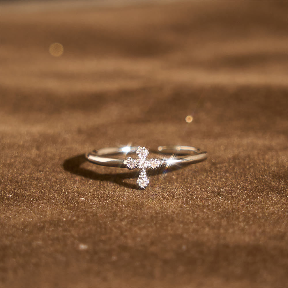 Bague Croix sertie de Zircons : Dévotion Intemporelle en Or, Argent et Or Rose