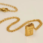 Collar con Colgante de Biblia con Motivo de Cruz: Eleva Tu Estilo con Significado Espiritual