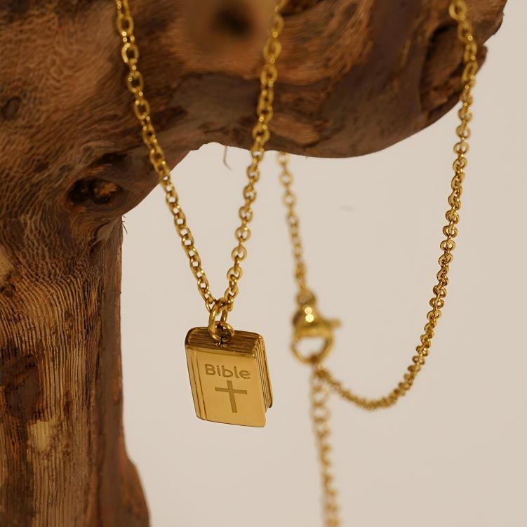 Collar con Colgante de Biblia con Motivo de Cruz: Eleva Tu Estilo con Significado Espiritual