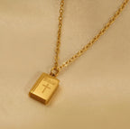 Collar con Colgante de Biblia con Motivo de Cruz: Eleva Tu Estilo con Significado Espiritual
