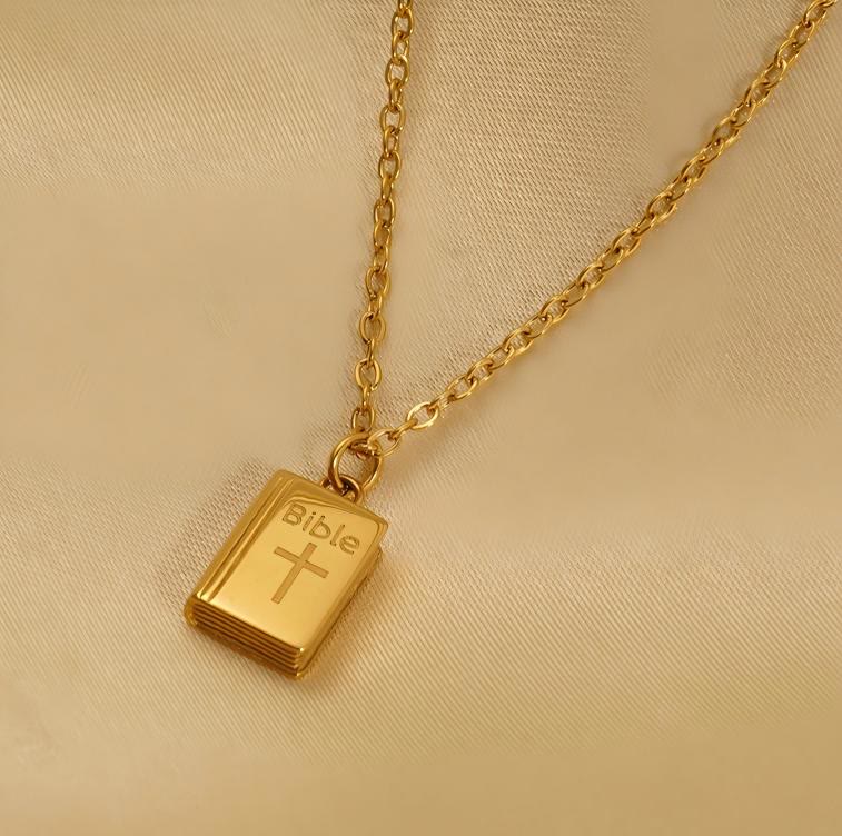 Collar con Colgante de Biblia con Motivo de Cruz: Eleva Tu Estilo con Significado Espiritual