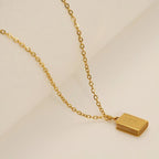 Collar con Colgante de Biblia con Motivo de Cruz: Eleva Tu Estilo con Significado Espiritual