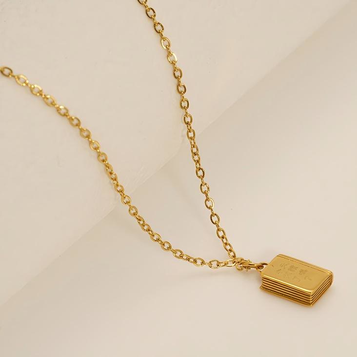 Collar con Colgante de Biblia con Motivo de Cruz: Eleva Tu Estilo con Significado Espiritual