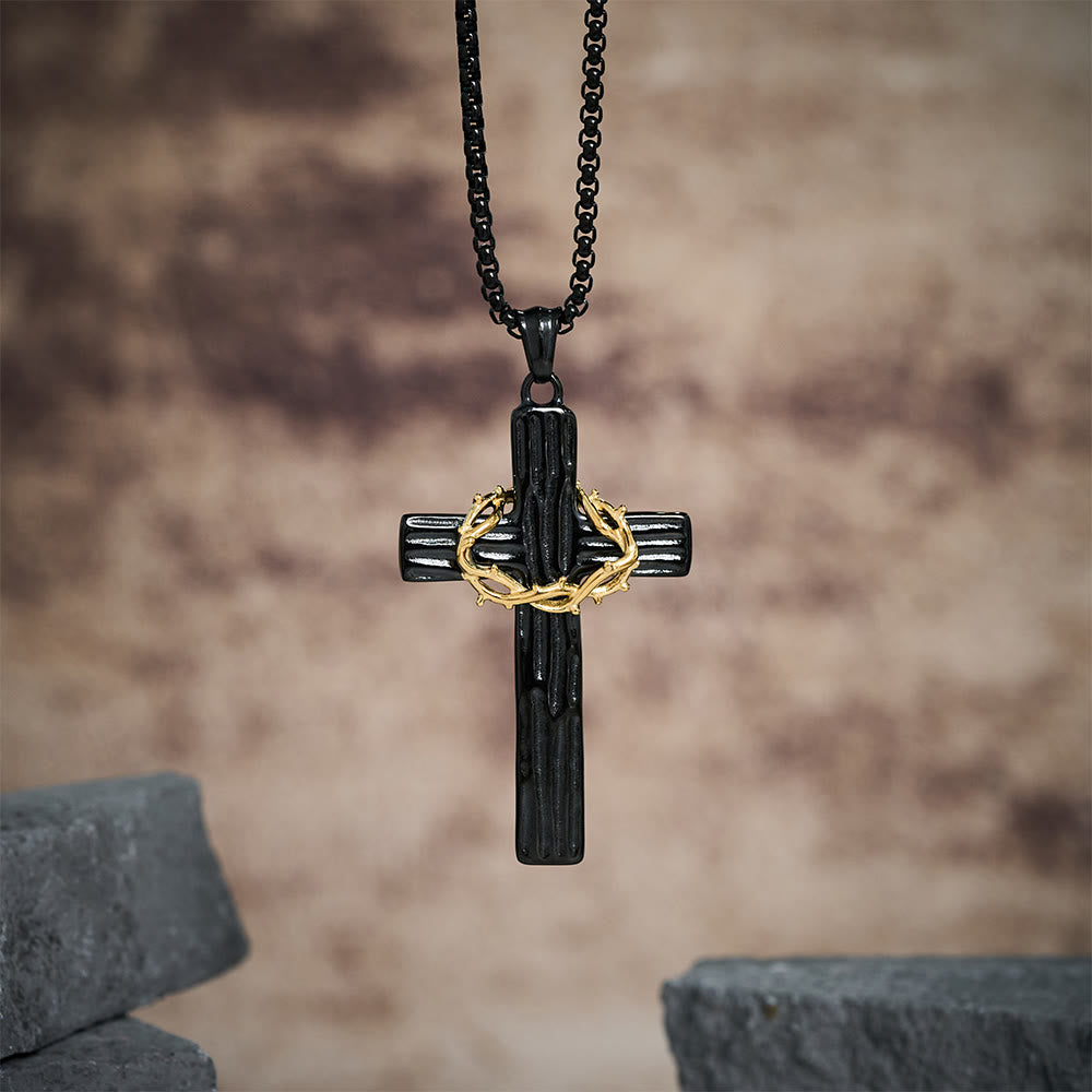 Collier avec pendentif croix couronne d'épines de Jésus de style moderne et protection sacrée