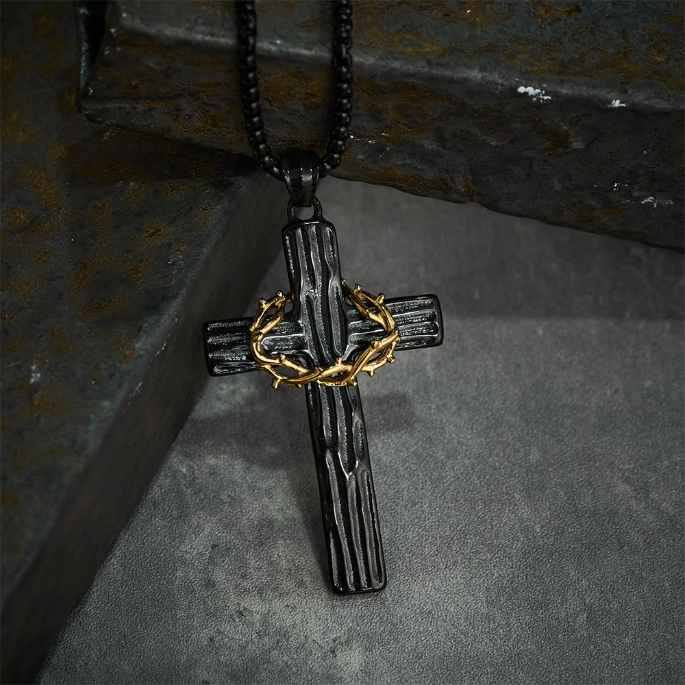 Collier avec pendentif croix couronne d'épines de Jésus de style moderne et protection sacrée