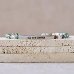 Bracelet Psaume 46:5 en turquoise africaine naturelle : Design perles de pierre et barre gravée