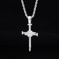 Pendentif croix en forme de clou orné de zircons : un rappel élégant d'une foi inébranlable