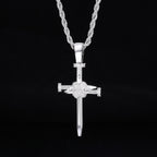 Pendentif croix en forme de clou orné de zircons : un rappel élégant d'une foi inébranlable