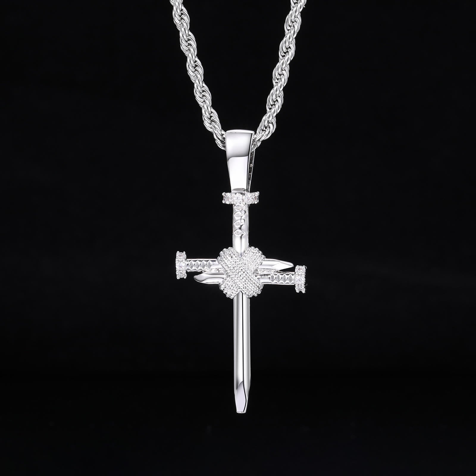 Pendentif croix en forme de clou orné de zircons : un rappel élégant d'une foi inébranlable