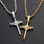 Pendentif croix en forme de clou orné de zircons : un rappel élégant d'une foi inébranlable