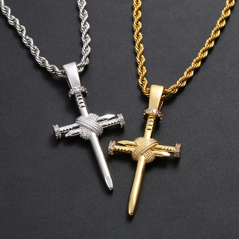 Pendentif croix en forme de clou orné de zircons : un rappel élégant d'une foi inébranlable