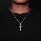 Pendentif croix en forme de clou orné de zircons : un rappel élégant d'une foi inébranlable