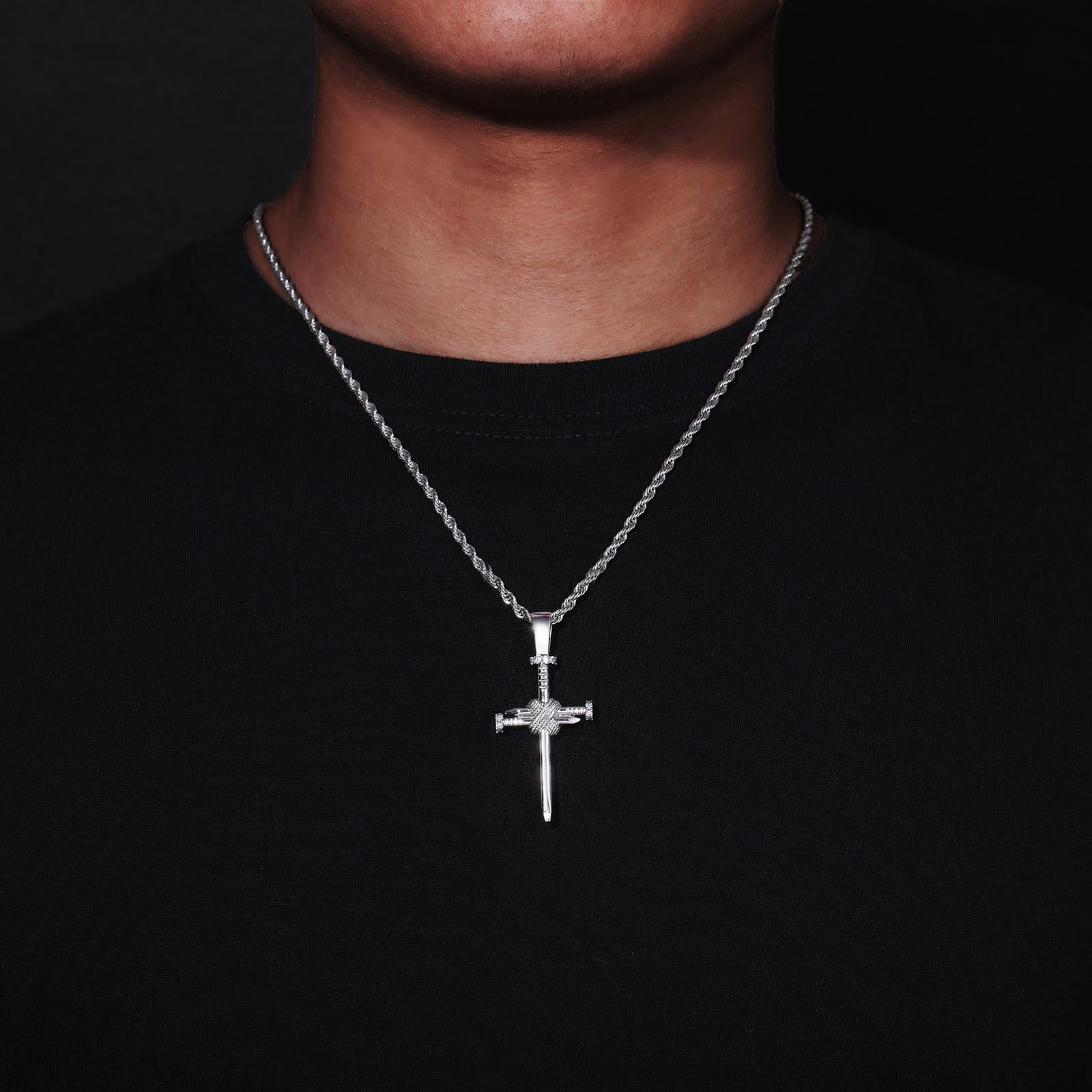 Pendentif croix en forme de clou orné de zircons : un rappel élégant d'une foi inébranlable