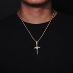 Pendentif croix en forme de clou orné de zircons : un rappel élégant d'une foi inébranlable