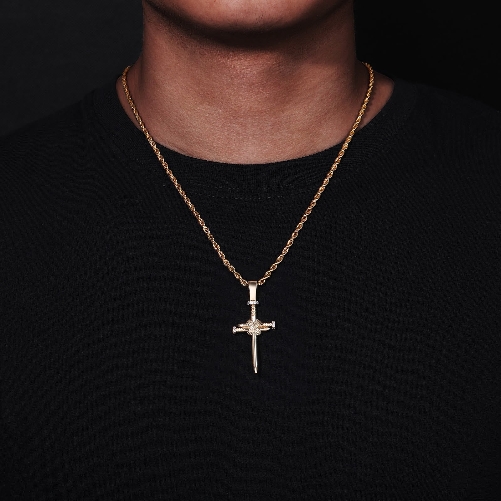 Pendentif croix en forme de clou orné de zircons : un rappel élégant d'une foi inébranlable