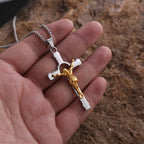 Collar con crucifijo de metal pulido: símbolo portátil de gracia y protección divinas