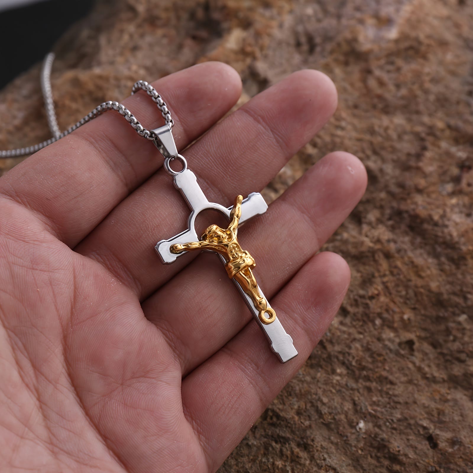 Collar con crucifijo de metal pulido: símbolo portátil de gracia y protección divinas