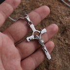 Collar con crucifijo de metal pulido: símbolo portátil de gracia y protección divinas