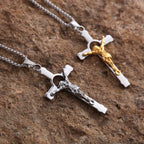 Collar con crucifijo de metal pulido: símbolo portátil de gracia y protección divinas