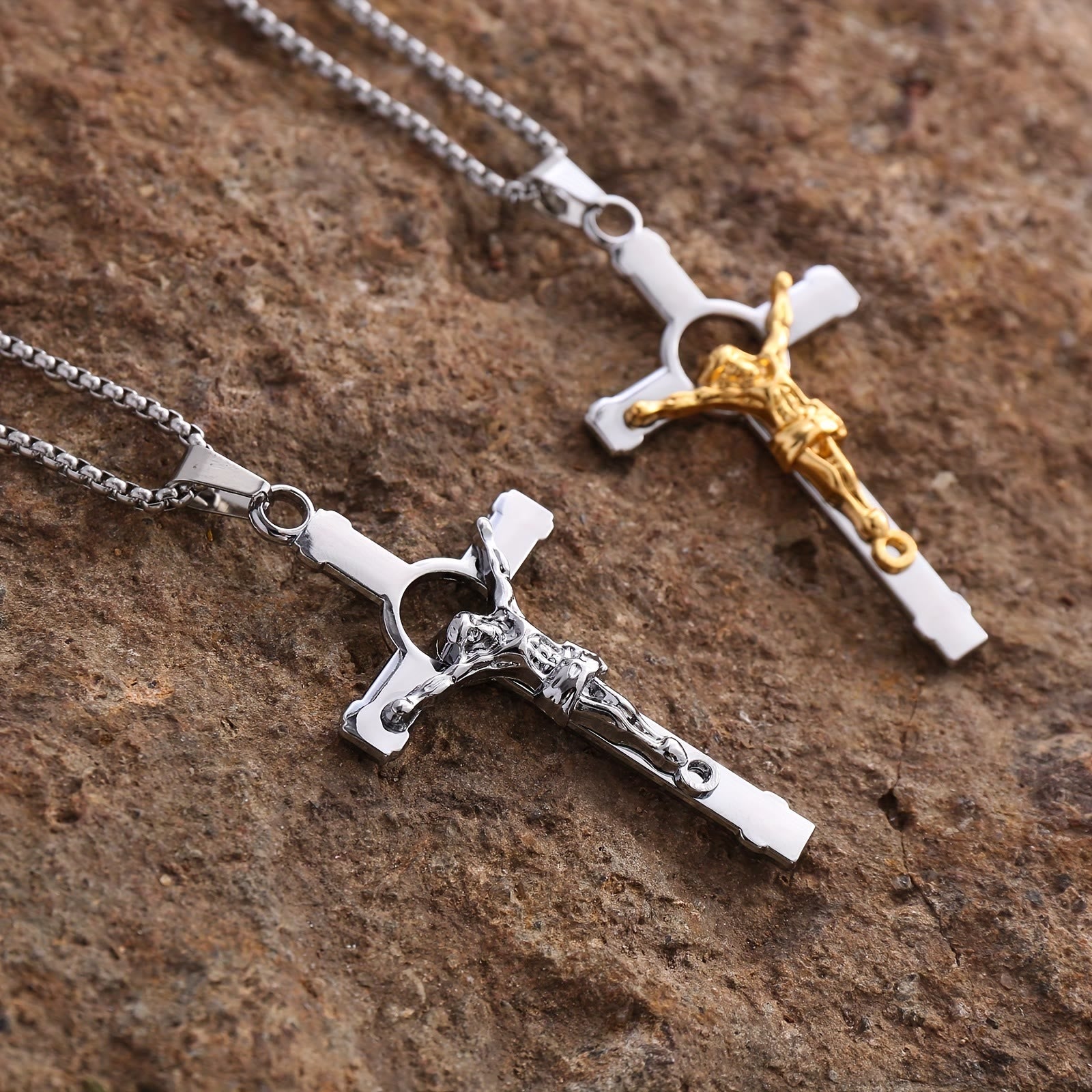 Collar con crucifijo de metal pulido: símbolo portátil de gracia y protección divinas