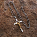 Collar con crucifijo de metal pulido: símbolo portátil de gracia y protección divinas