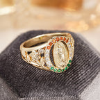Anillo de Nuestra Señora con Circonitas y Diseño Floral: Un Elegante Recordatorio de Fe Inquebrantable