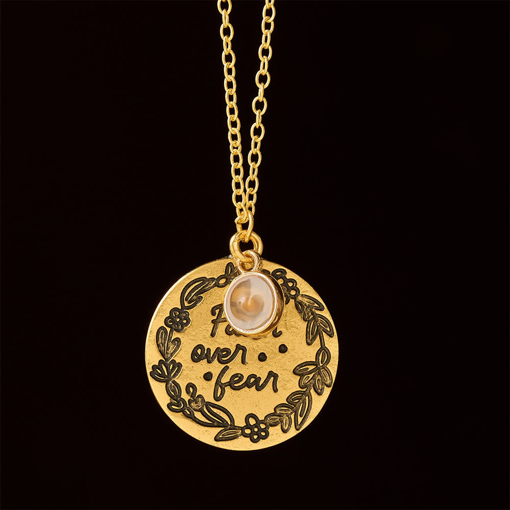 Collar Semilla de Mostaza "Faith Over Fear": Símbolo de Coraje y Pequeña Fe