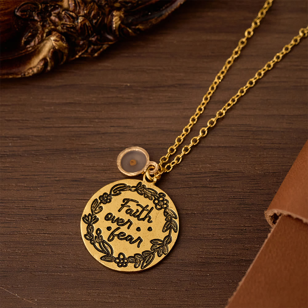Collar Semilla de Mostaza "Faith Over Fear": Símbolo de Coraje y Pequeña Fe